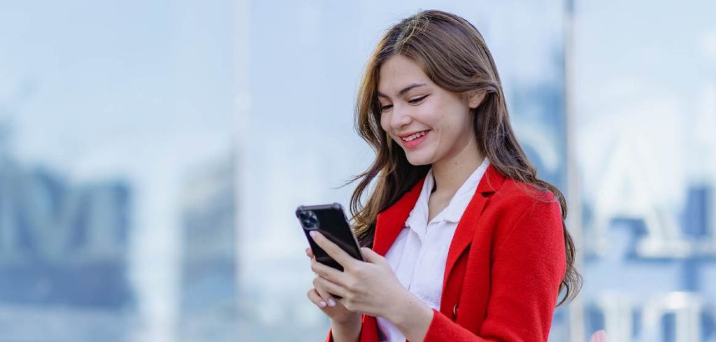 Es legal llevar el DNI en el móvil