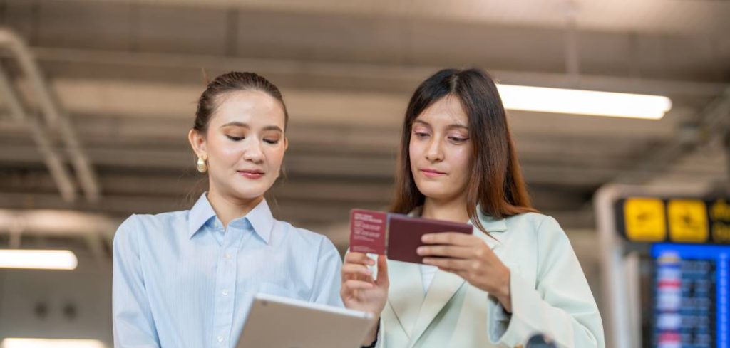 Dos chicas viajando con el pasaporte digital