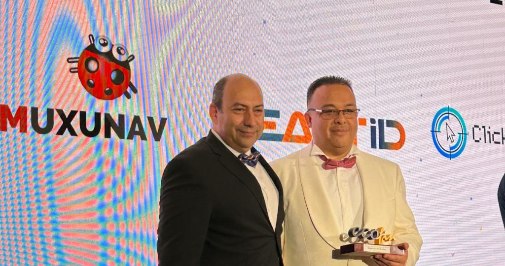 Alan Archila recoge el premio a REACTID durante la 'Noche de las Finanzas 2025'