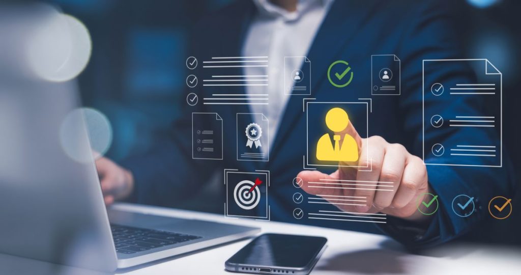 Un hombre de negocios señala un icono de perfil de usuario en una interfaz digital