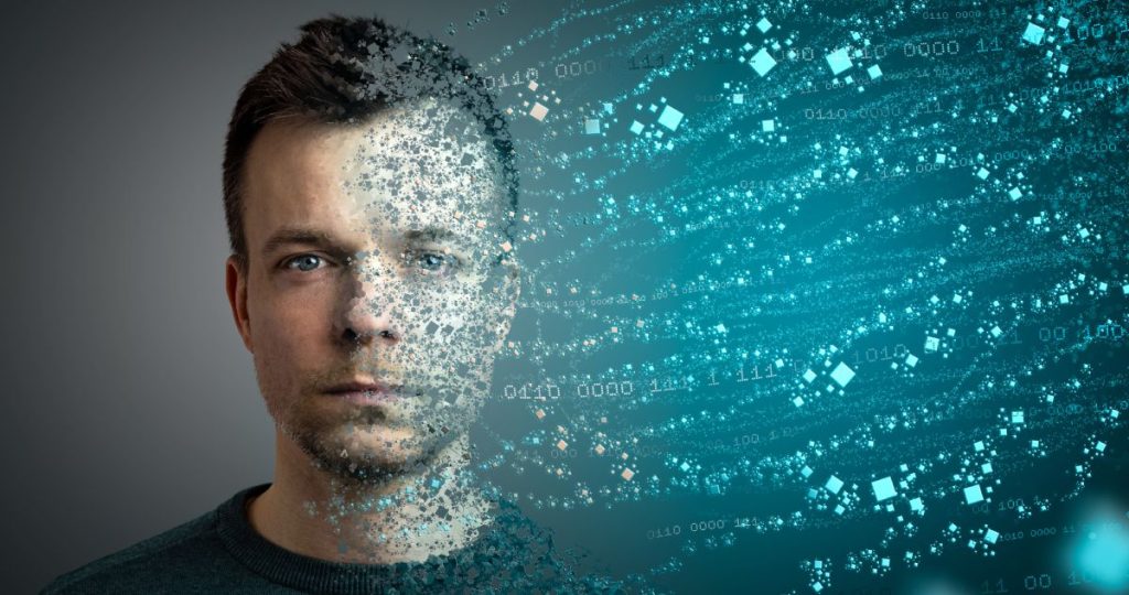 Un rostro humano que se descompone en datos digitales y códigos binarios