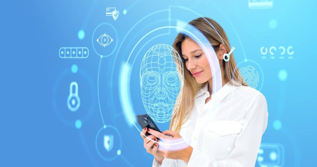 Una mujer sonriendo mientras usa su móvil con gráficos flotantes de escaneo facial y biometría digital