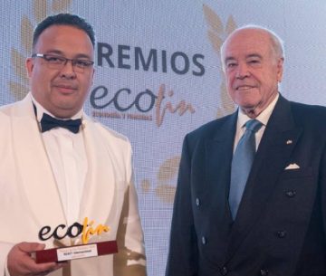 Alan Archila recogió el premio 'Titán de las Finanzas' en la gala de ECOFIN de 2024