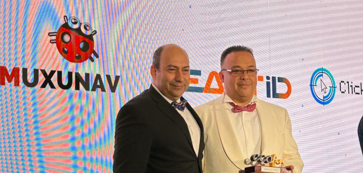 Alan Archila recoge el premio a REACTID durante la 'Noche de las Finanzas 2025'